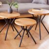 Lot de trois tables d'appoint en bois naturel