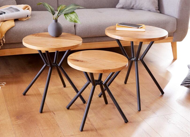 Lot de trois tables d'appoint en bois naturel
