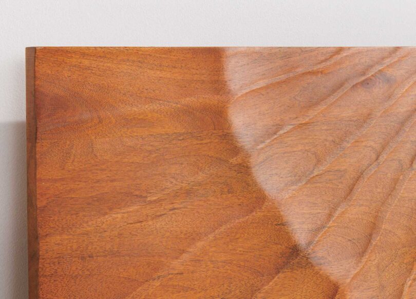 Décor en bois clair de manguier sur la tête de lit