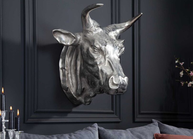 Tête de taureau en argent avec cornes