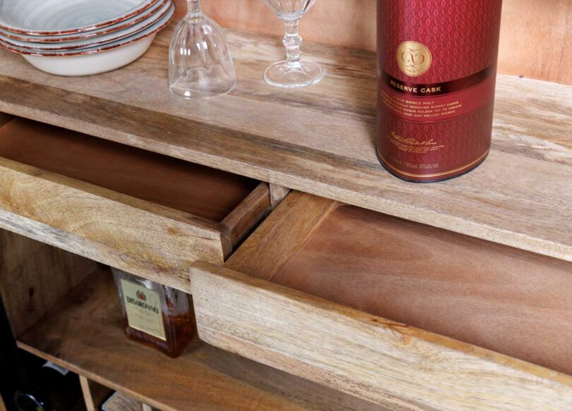 Rangements tiroir à l'intérieur du meuble de bar