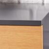 Zoom sur le gris mat du buffet haut