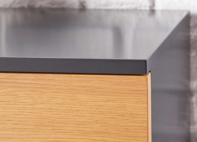 Zoom sur le gris mat du buffet haut