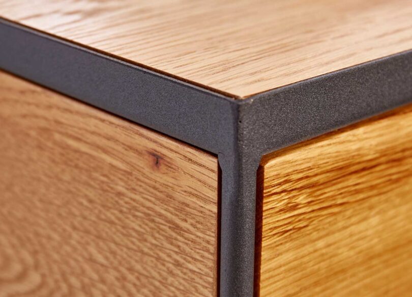 Zoom sur le métal et le bois plaqué de la table d'appoint