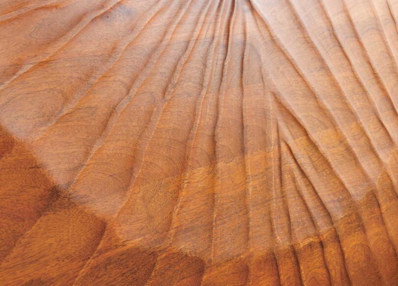 Zoom sur les décor 3D de la tête de lit en bois massif