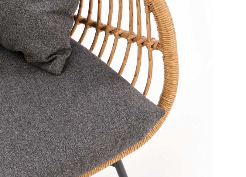 zoom sur la banquette en rotin retro