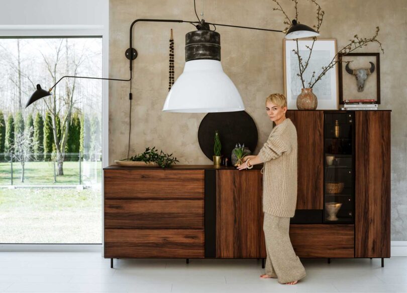 meuble buffet de rangement moderne imitation chene fonce et metal noir