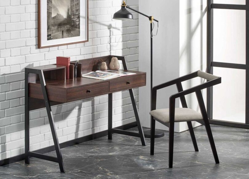 bureau 128 cm pas cher moderne aspect noyer et pieds en metal noir