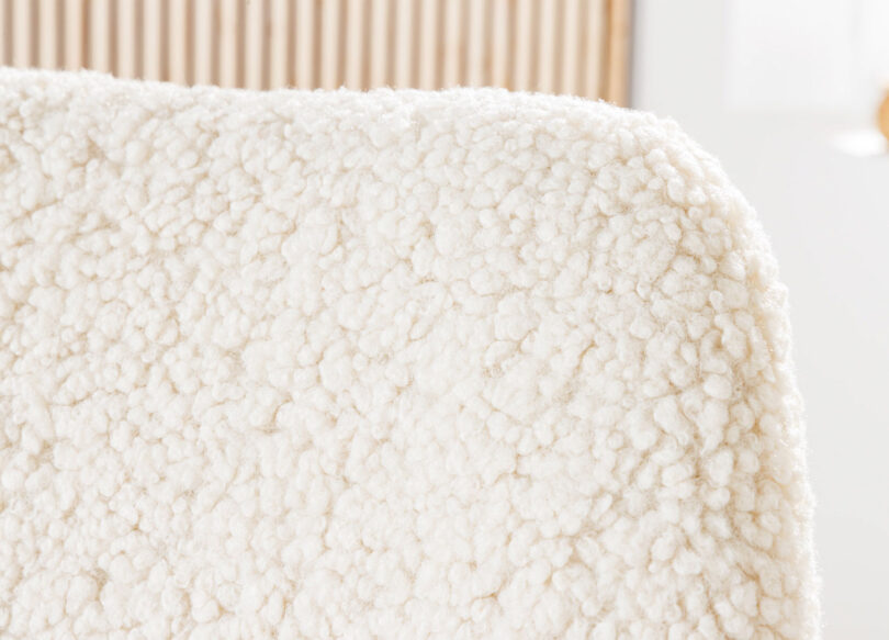 zoom sur le dossier avec un tissu boucle creme
