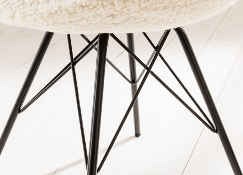 zoom sur les pieds en metal noir
