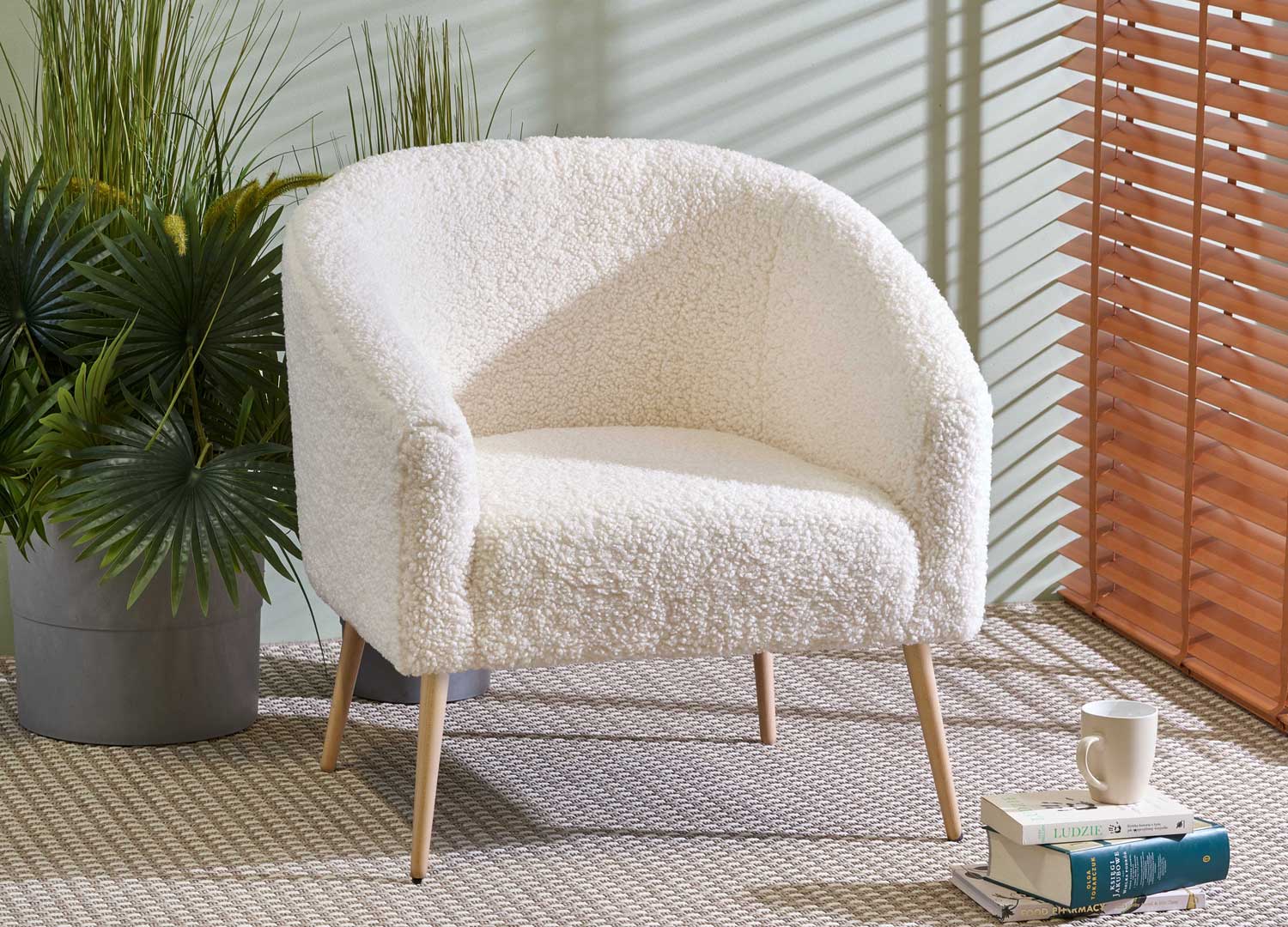 Fauteuil confortable en tissu bouclé crème