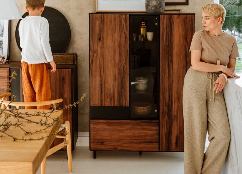 buffet vitrine moderne 140 cm avec 3 portes et 1 tiroirs
