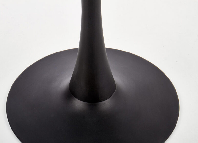 zoom sur le pieds en metal noir avec un socle