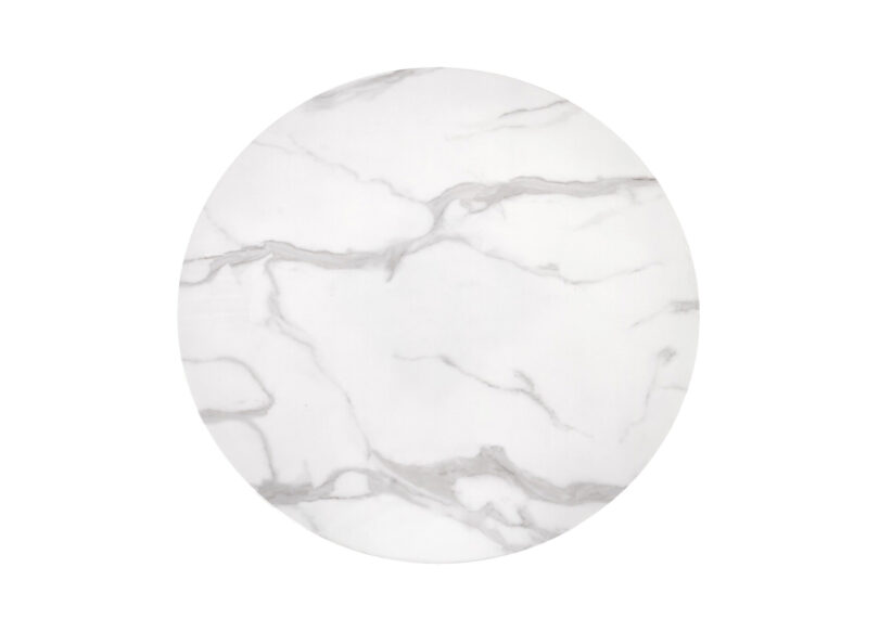 zoom sur le plateau effet marbre blanc