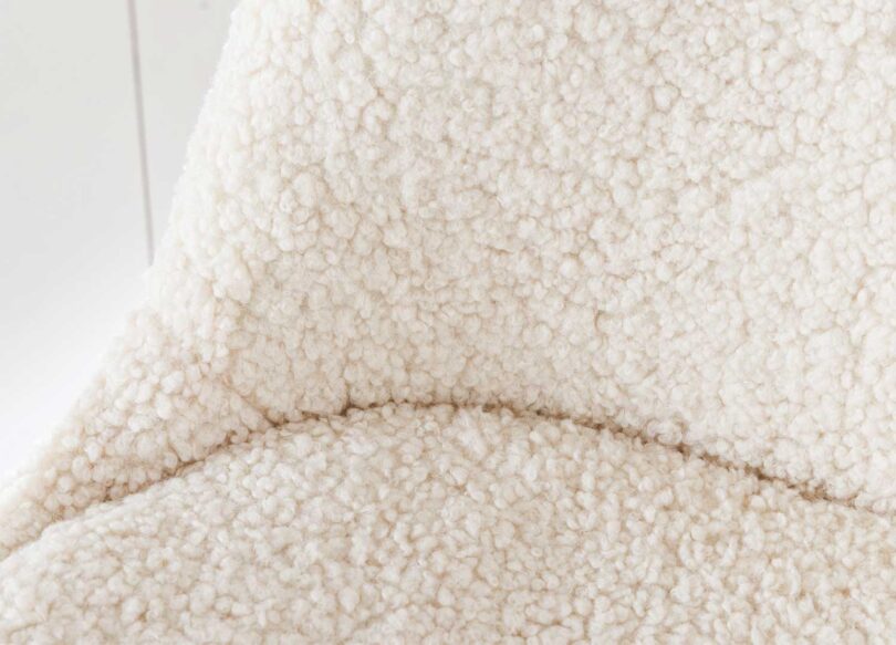 zoom sur l assise en tissu boucle creme