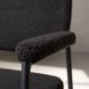 Accoudoirs en tissu bouclé noir de la chaise de séjour