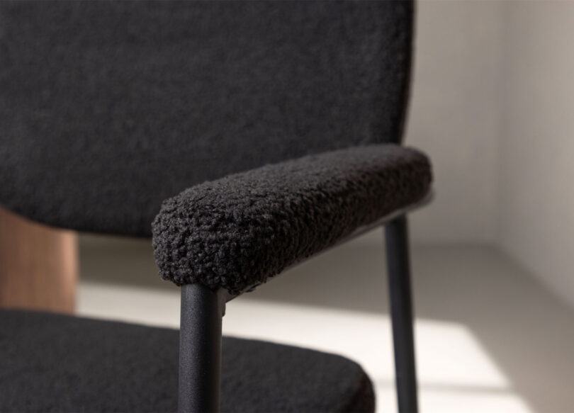 Accoudoirs en tissu bouclé noir de la chaise de séjour