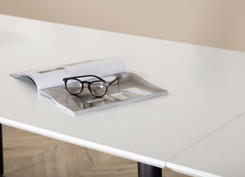 Zoom sur le plateau blanc de la table de repas