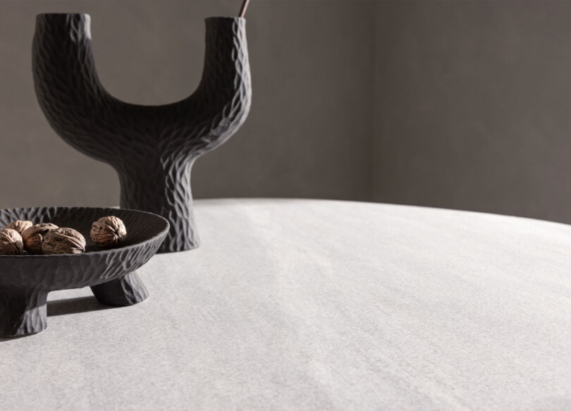 Aspect du plateau blanc de la table de repas
