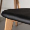 Zoom sur le simili cuir confortable de la chaise