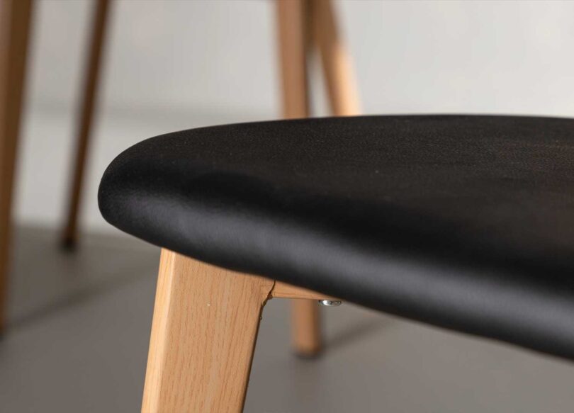 Zoom sur le simili cuir confortable de la chaise