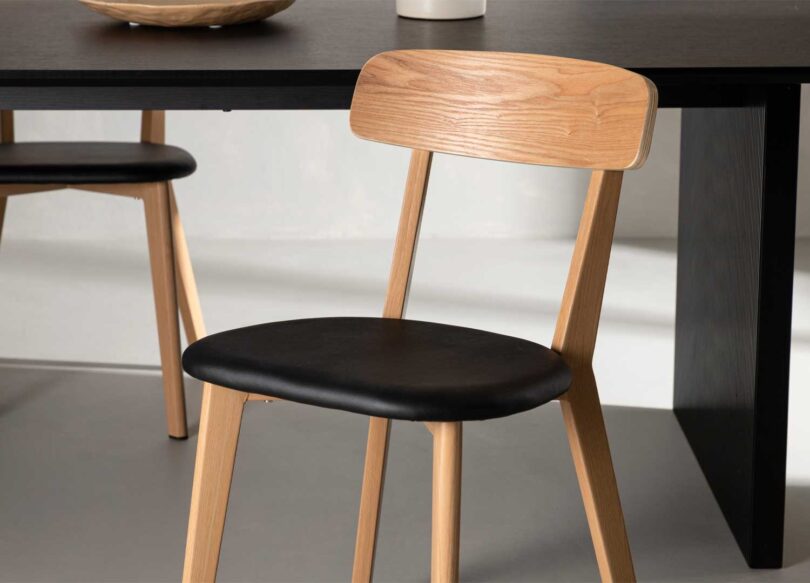 Chaise de salle à manger aspect bois et simili cuir