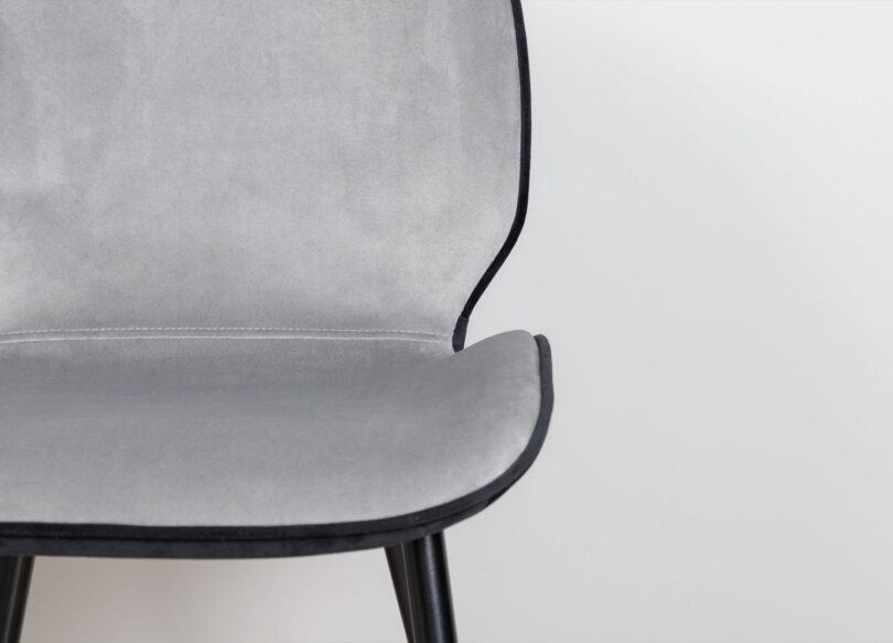 Velours gris et noir de la chaise de séjour