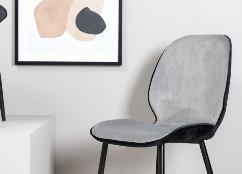 Zoom sur la chaise de salle à manger en velours gris