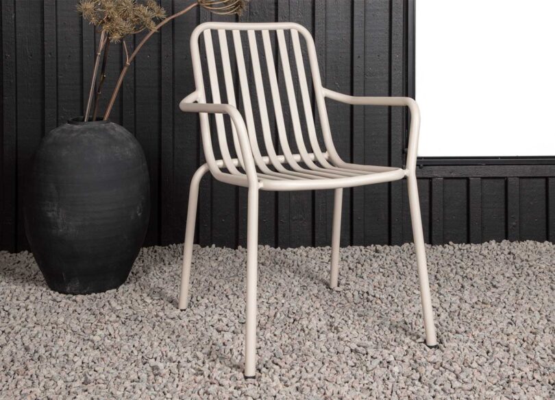 Chaise d'extérieur en métal beige