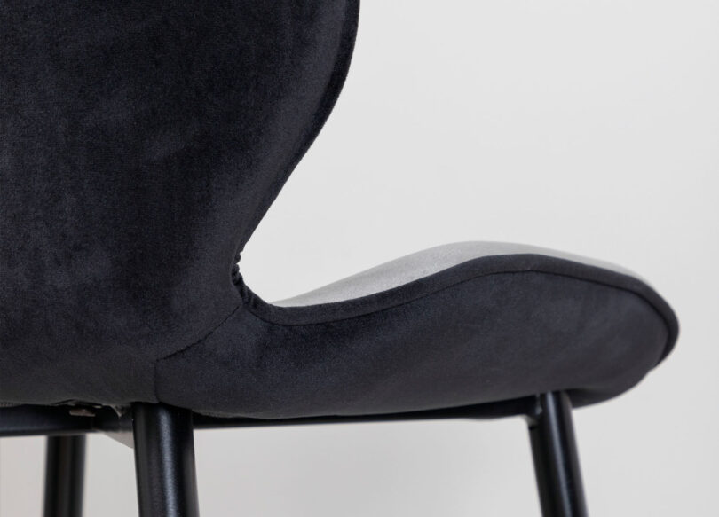 Velours noir de l'arrière de la chaise de salle à manger
