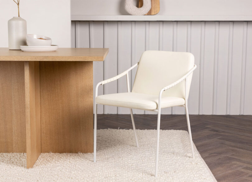 Chaise de salle à manger beige en simili cuir