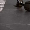 Zoom sur l'aspect gris du plateau en marbre