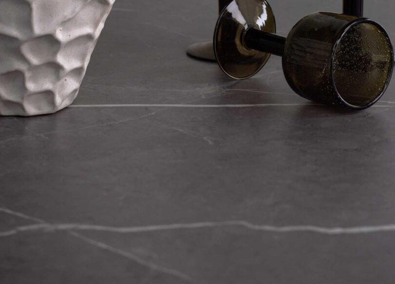 Zoom sur l'aspect gris du plateau en marbre