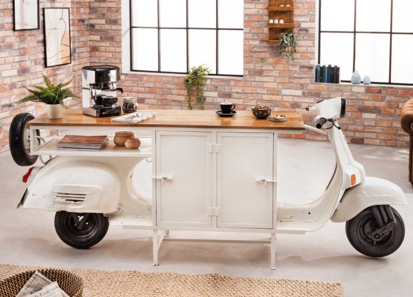 Scooter en métal blanc avec tablette et rangement
