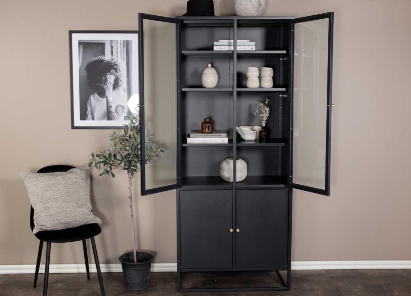 Vitrine en métal noir design