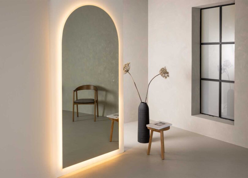 Miroir mural vertical avec lumière LED