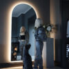 Miroir haut de 2m extravagant avec mannequin et chien