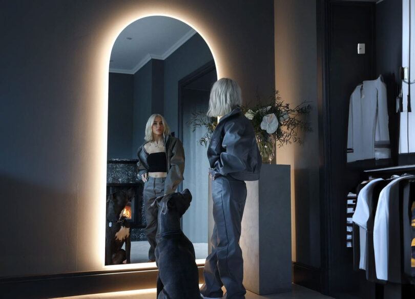 Miroir haut de 2m extravagant avec mannequin et chien