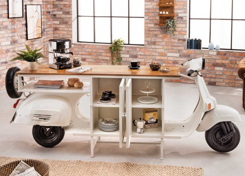 Rangement du scooter décoratif en métal blanc avec table en bois de manguier massif
