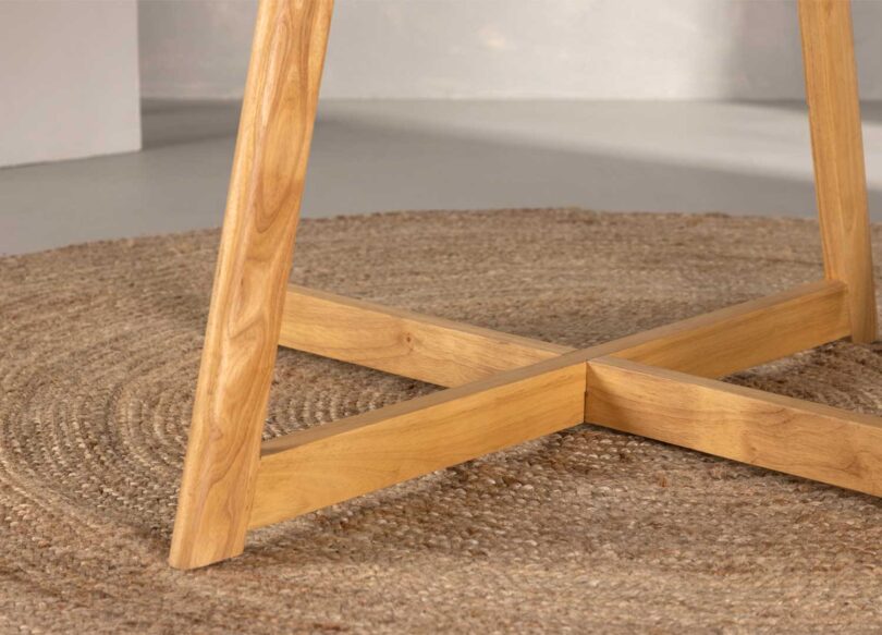 Piétement en bois de la table ronde naturelle