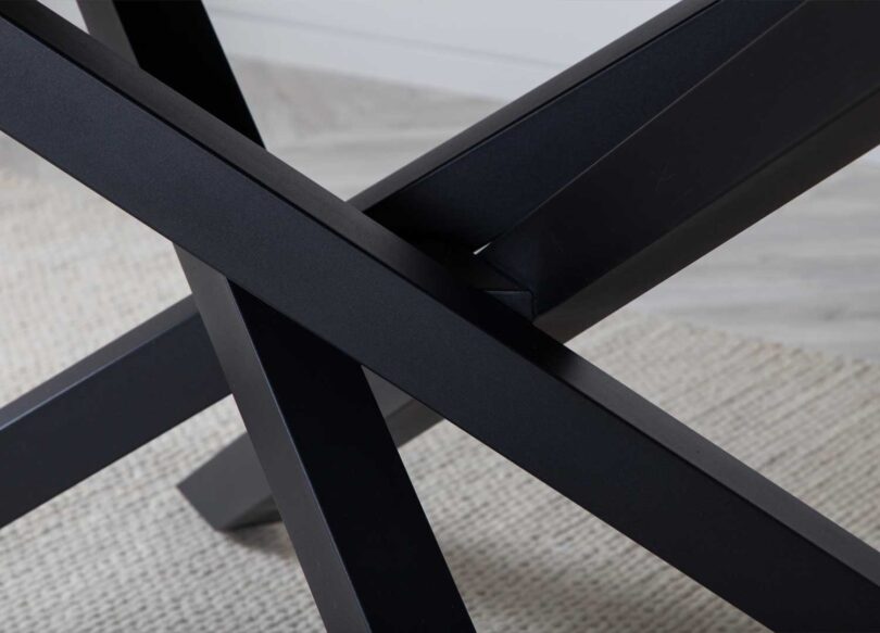 Piétement en métal noir de la table