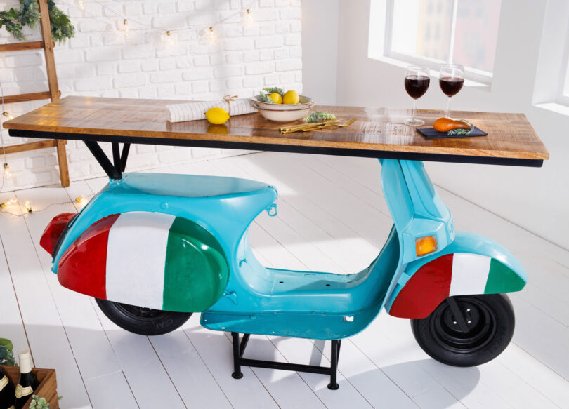 Scooter vintage en métal bleu design