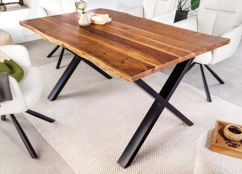 Table de salle à manger en bois massif d'acacia avec piétement en métal noir
