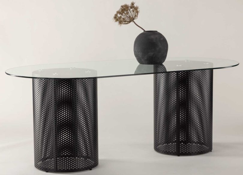 Table à manger moderne en verre trempé et métal perforé noir