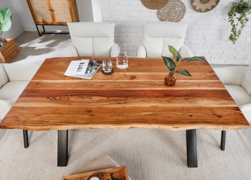Table à manger avec superbe plateau en bois massif d'acacia laqué