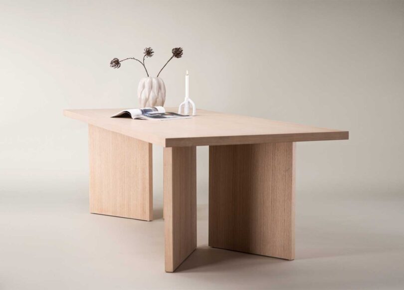 Table de repas rectangulaire en bois blanchi