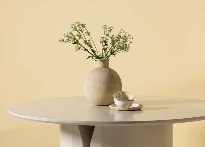 Zoom plateau beige rond de la table à manger