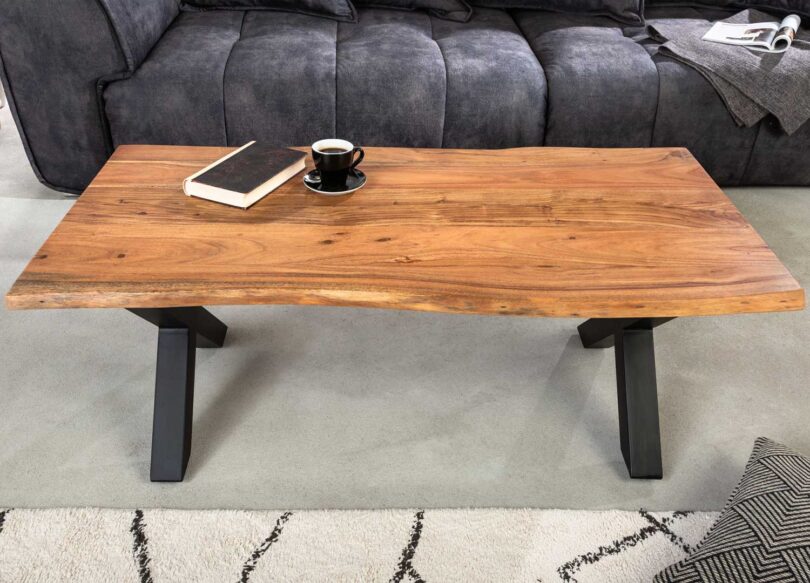 Vu de face de la table basse naturelle e, bois massif