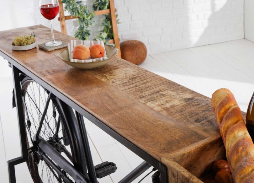 Zoom sur la table en bois de manguier du vélo de bar