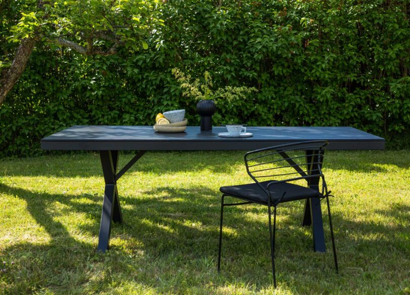 Table de jardin pour repas en bois composite polywood noir